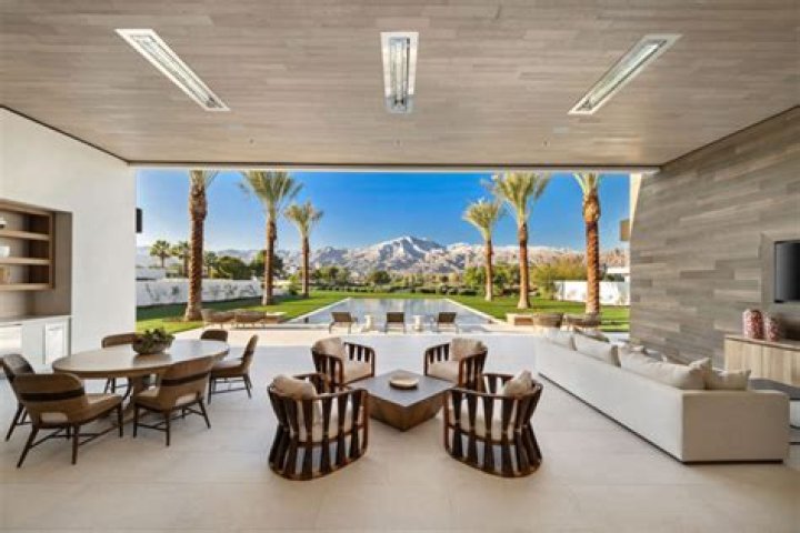 Kourtney Kardashian Pays $12 Million For A La Quinta Mansion