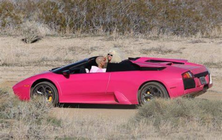 Nicki Minaj Paints her $450 000 Lamborghini Pink: Mistake?